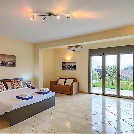 6 Bedroom Beautiful In Lasithi, Crete Дом отдыха *