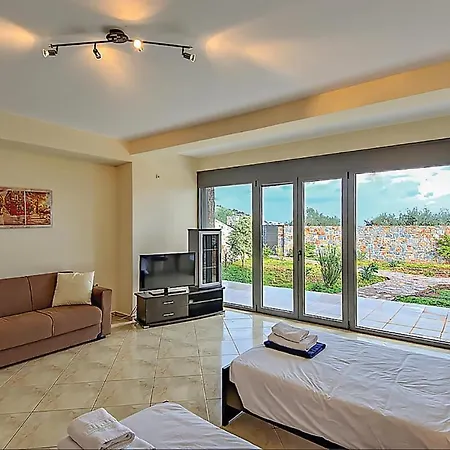 6 Bedroom Beautiful In Lasithi, Crete Semesterbostad *