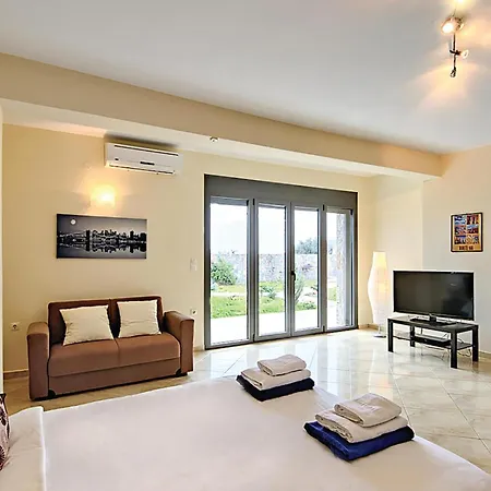 Semesterbostad 6 Bedroom Beautiful In Lasithi, Crete